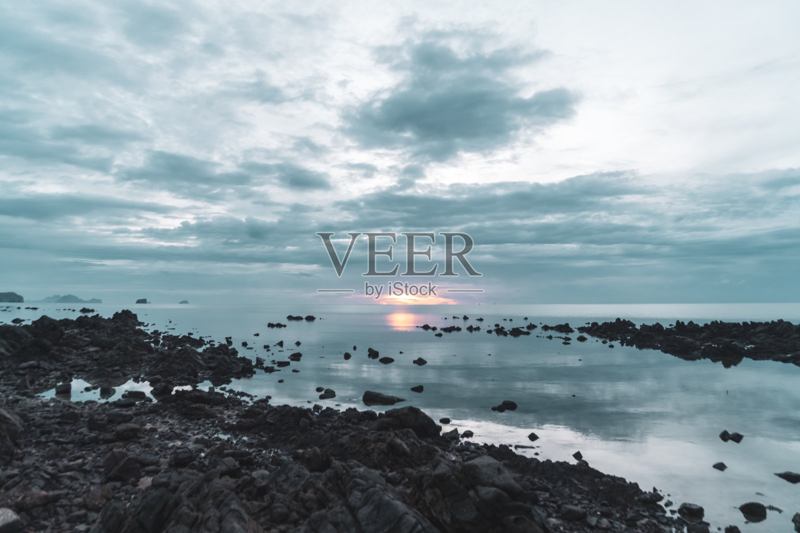 热带自然的海洋或海滩在夏天与日出在早晨蓝色的天空背景。照片摄影图片