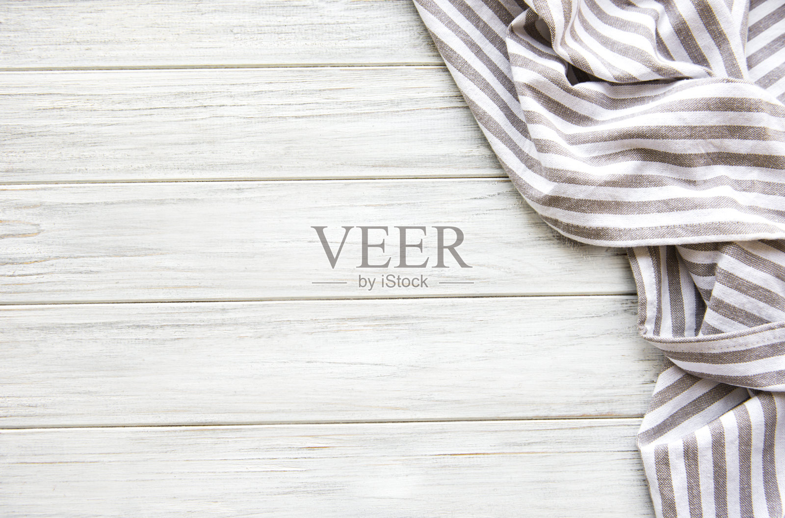 木桌上放着厨房餐巾照片摄影图片