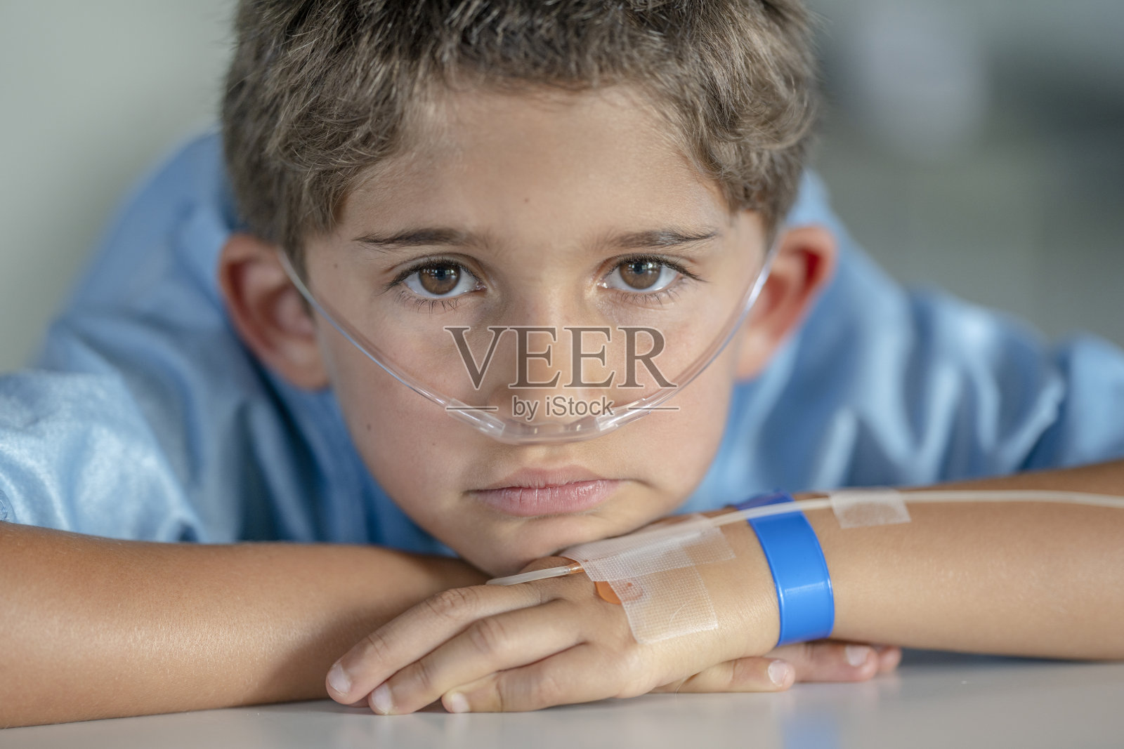 6岁的西班牙裔男孩正在医院打点滴照片摄影图片