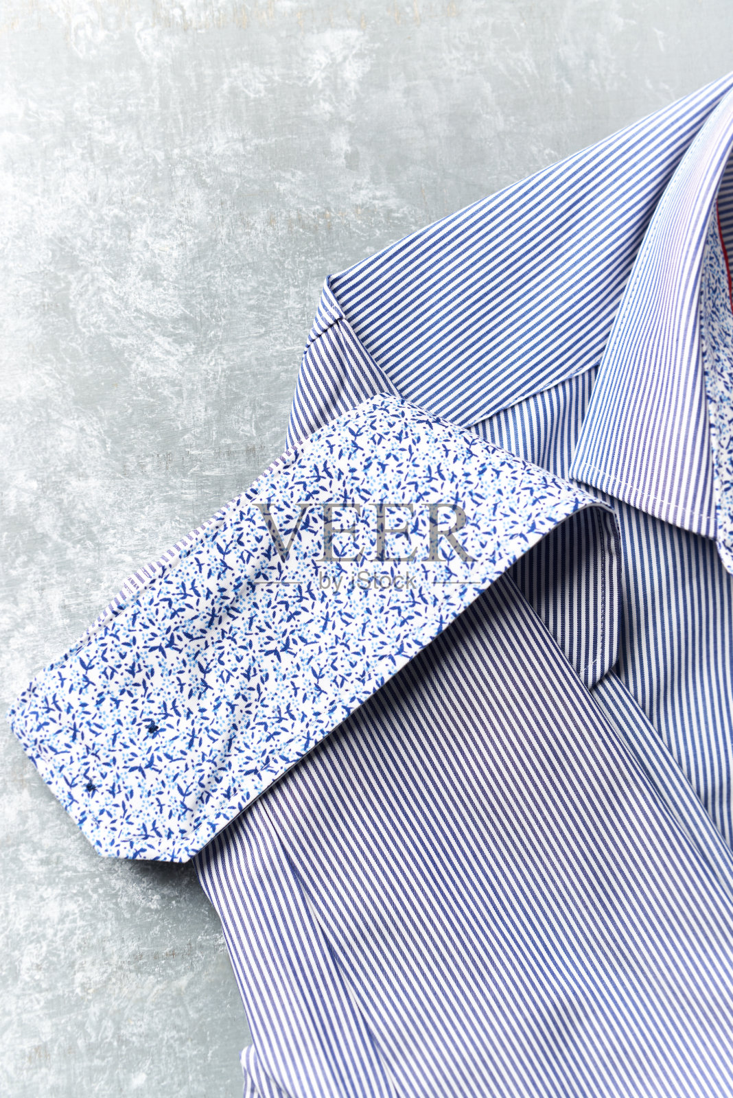 男子条纹衬衫上明亮的木制背景。前视图。副本的空间。照片摄影图片