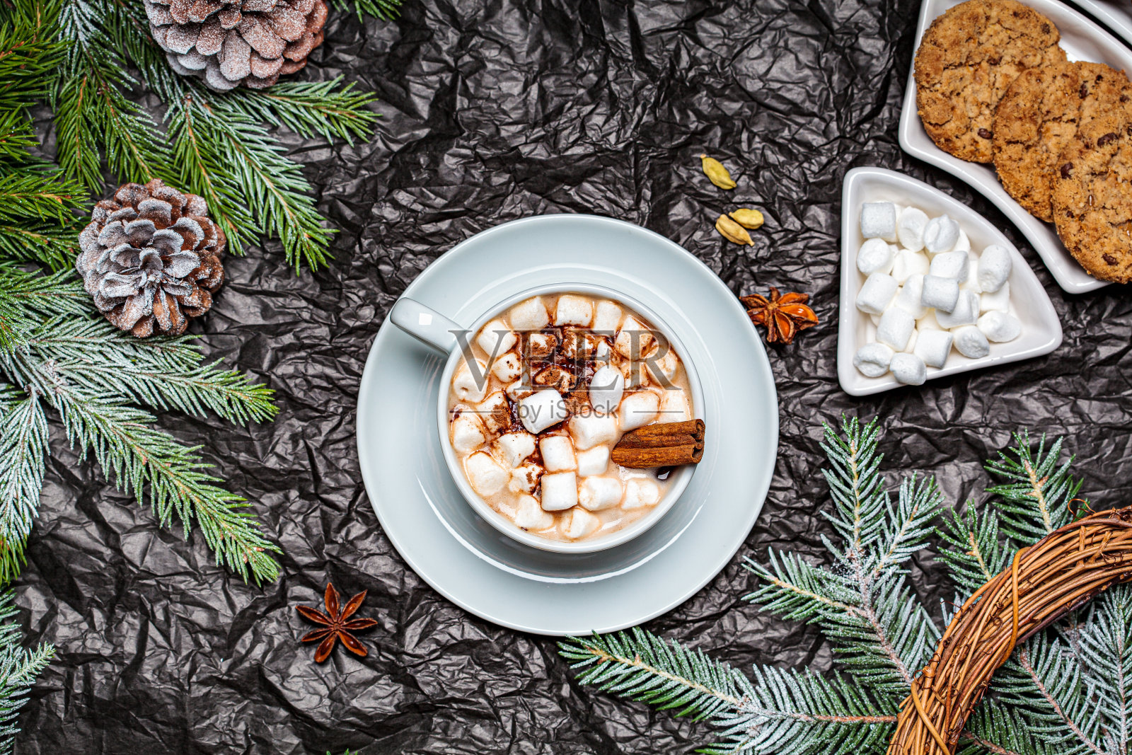 圣诞节黑暗的背景。用棉花糖和饼干做圣诞装饰的冬季可可。照片摄影图片