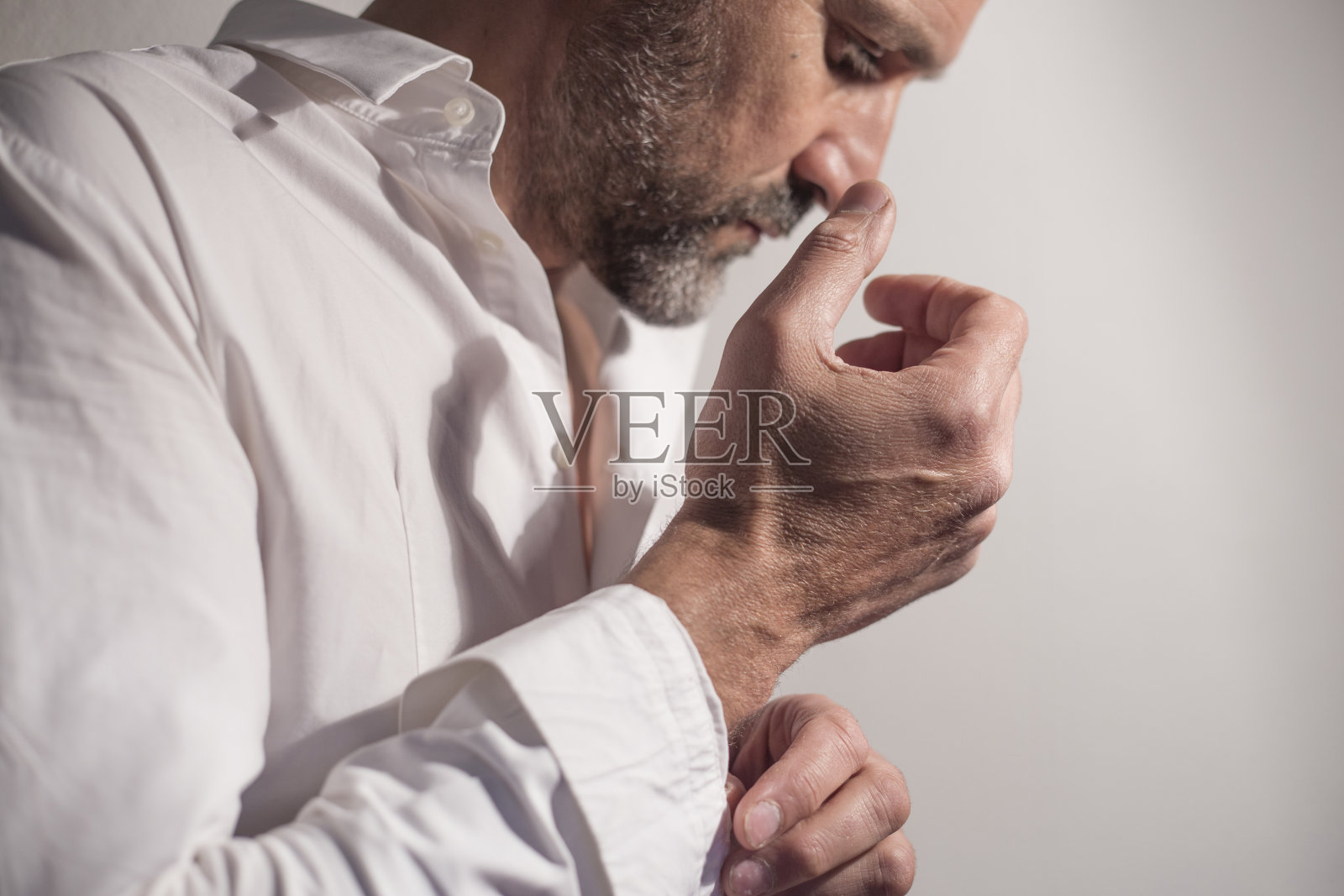 男人扣衬衫袖子照片摄影图片