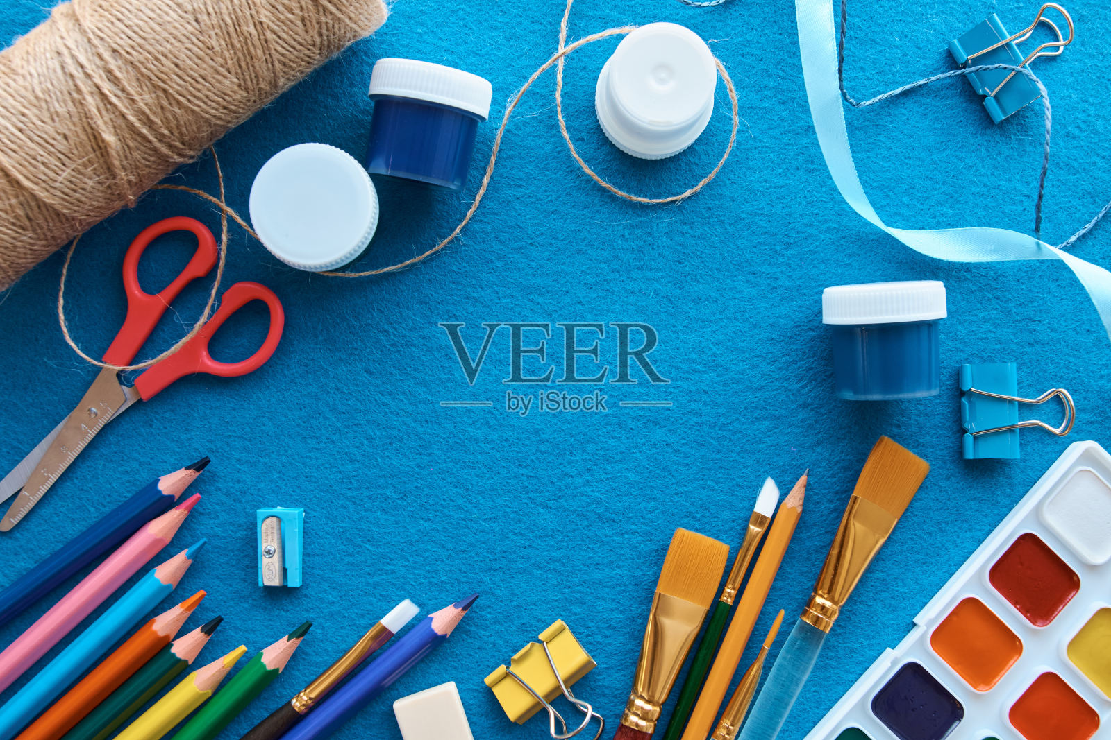 创意材料，艺术材料，绘画产品。文具设置为蓝色背景照片摄影图片