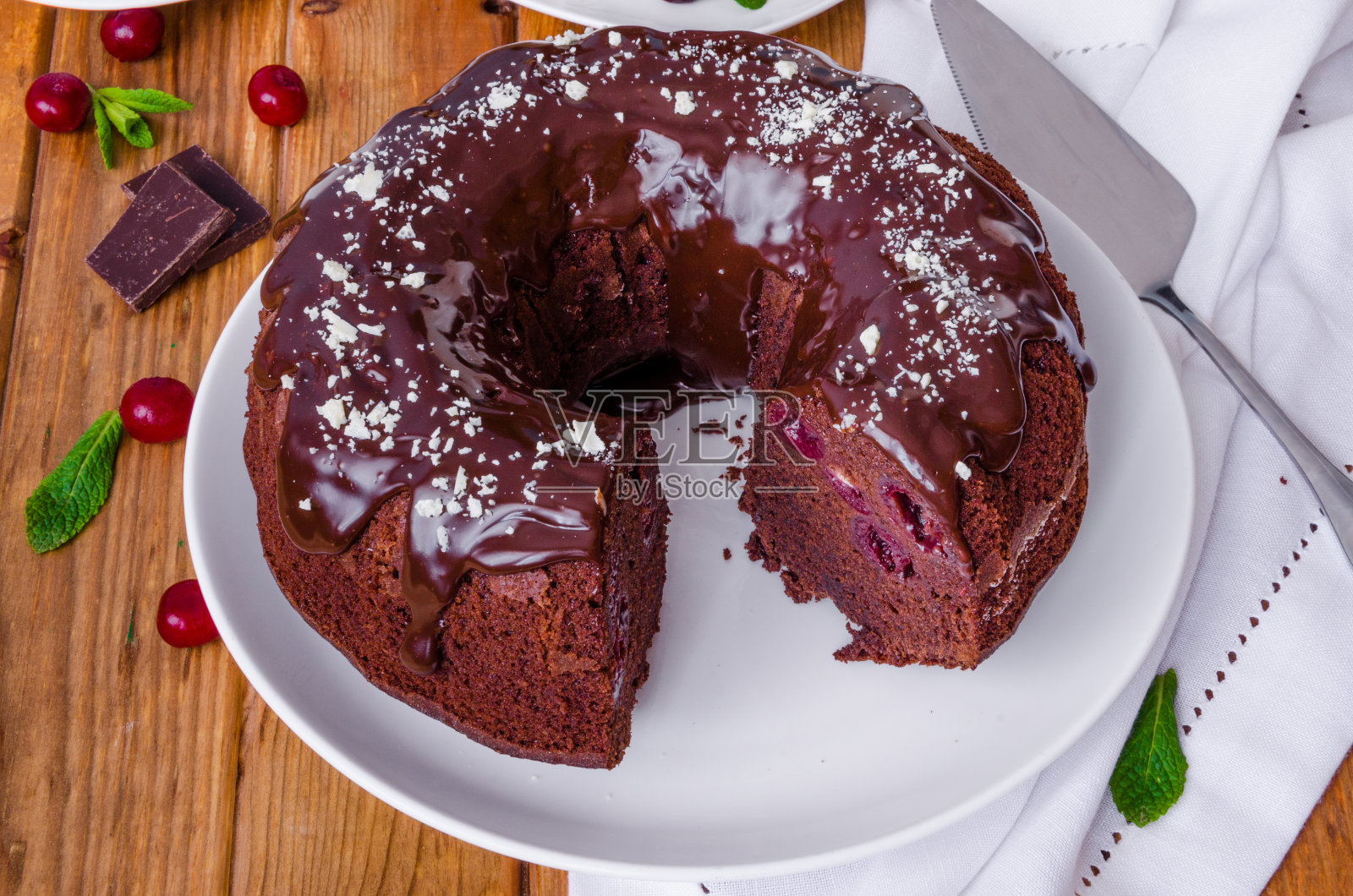 多汁巧克力蛋糕，樱桃和釉照片摄影图片