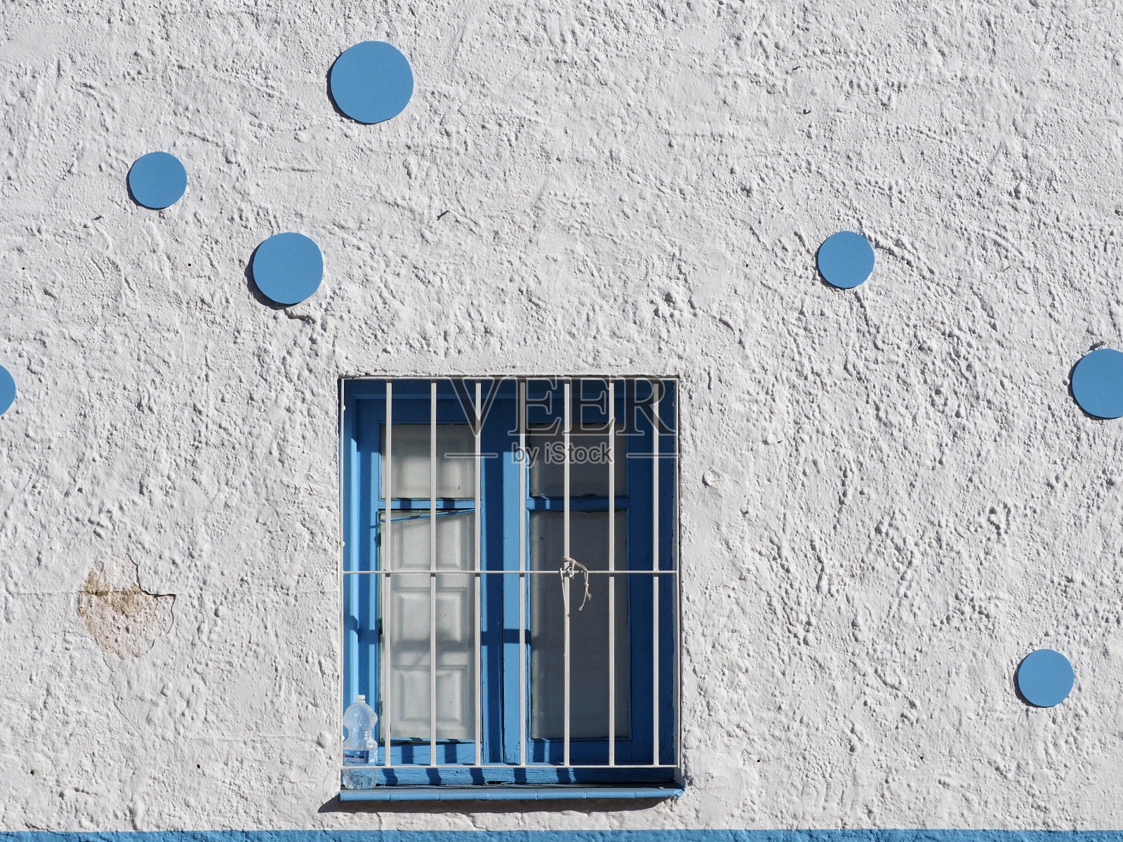 白色门面与天体波尔卡点照片摄影图片