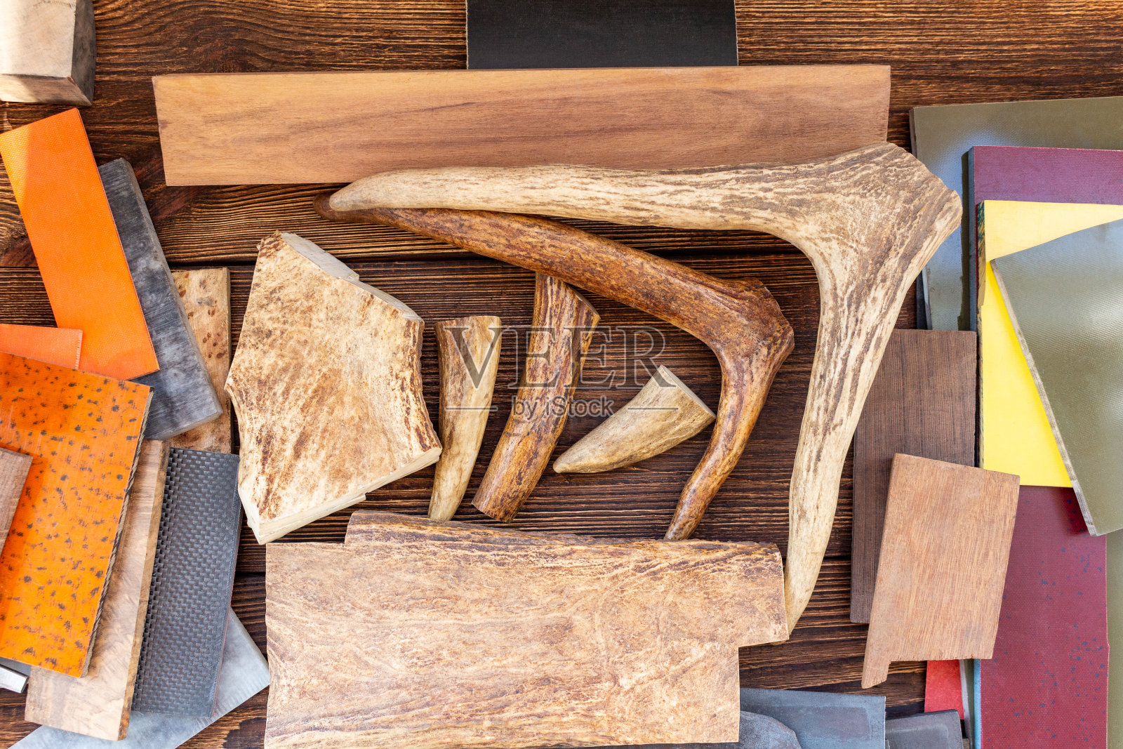 驼鹿、麋鹿、鹿角片刀柄材料为手工制作刀的DIY材料供应在棕色的木制背景上照片摄影图片