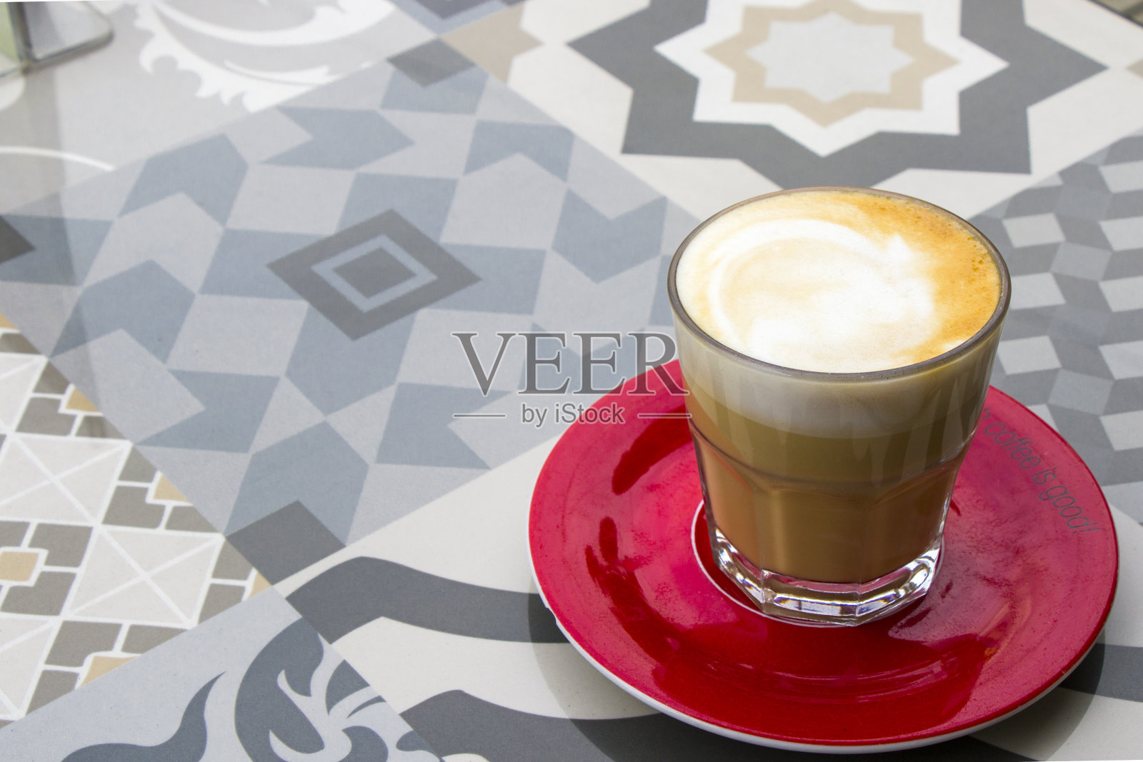 乔治亚州，桌上的杯装咖啡卡布奇诺照片摄影图片