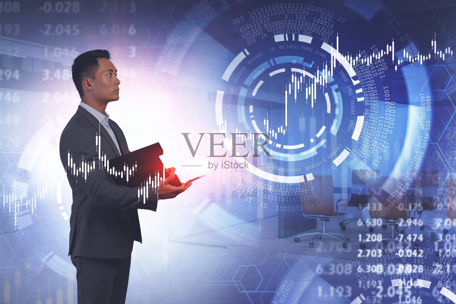 亚洲人与剪贴板，金融HUD界面照片摄影图片