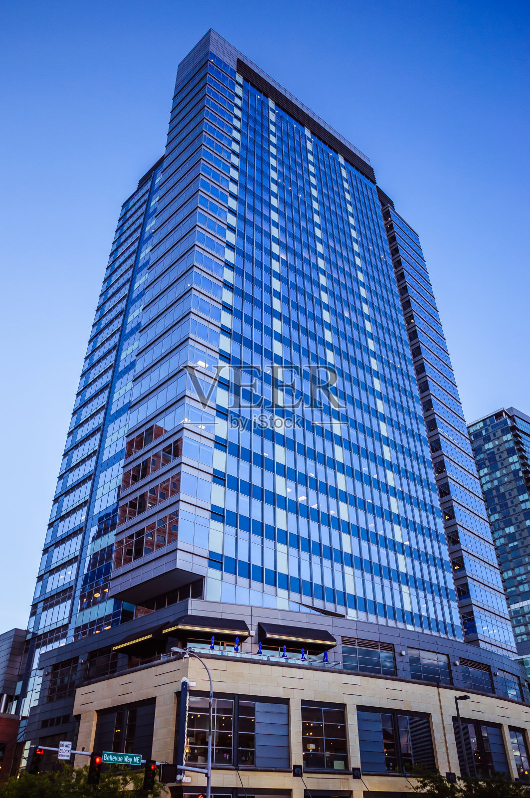 市中心的现代摩天大楼照片摄影图片