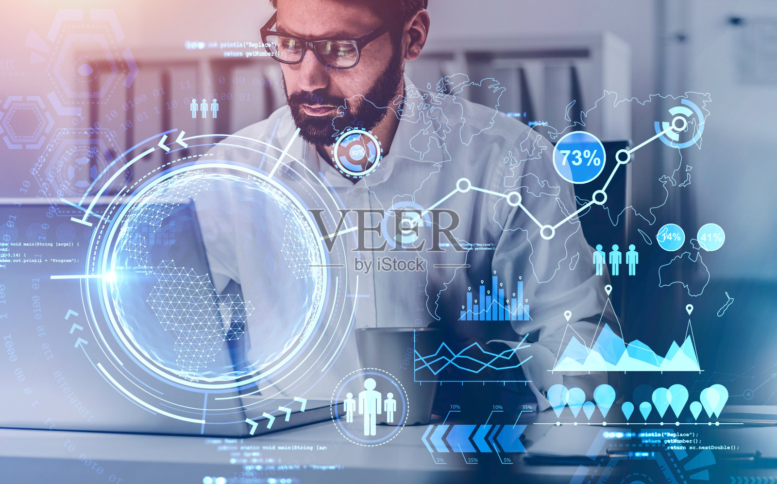 带着笔记本电脑的大胡子男人，在线商业偶像照片摄影图片