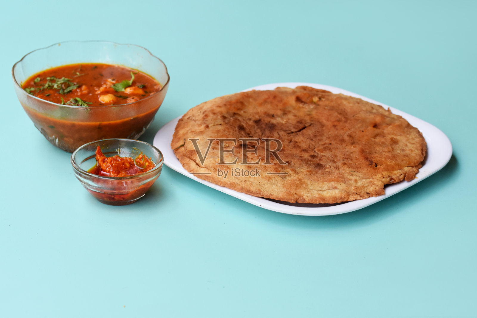 印度面饼- Aloo Kulcha与Choley或填充土豆面包或填充Aloo paratha与蕃茄酱，白鹰嘴豆和泡菜-形象照片摄影图片