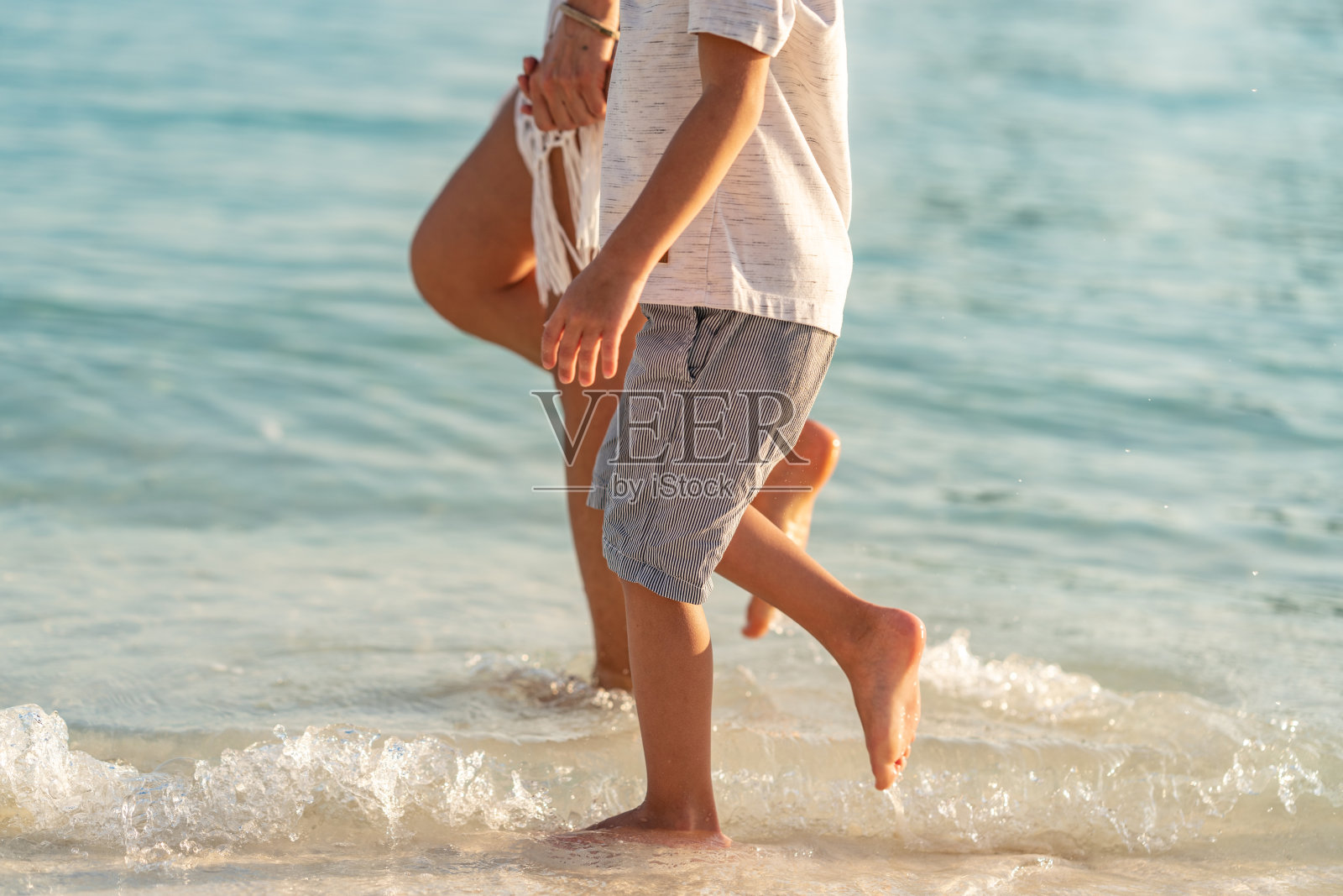 特写一家人在海滩上散步照片摄影图片