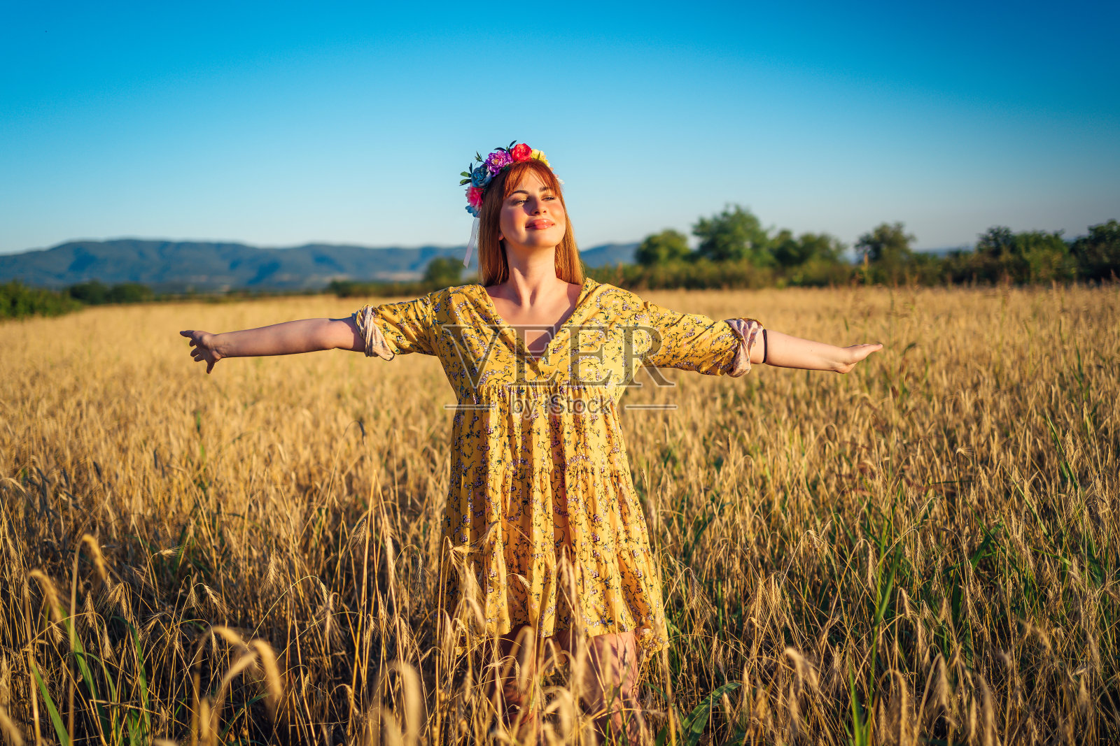 快乐的女人在麦田里享受照片摄影图片