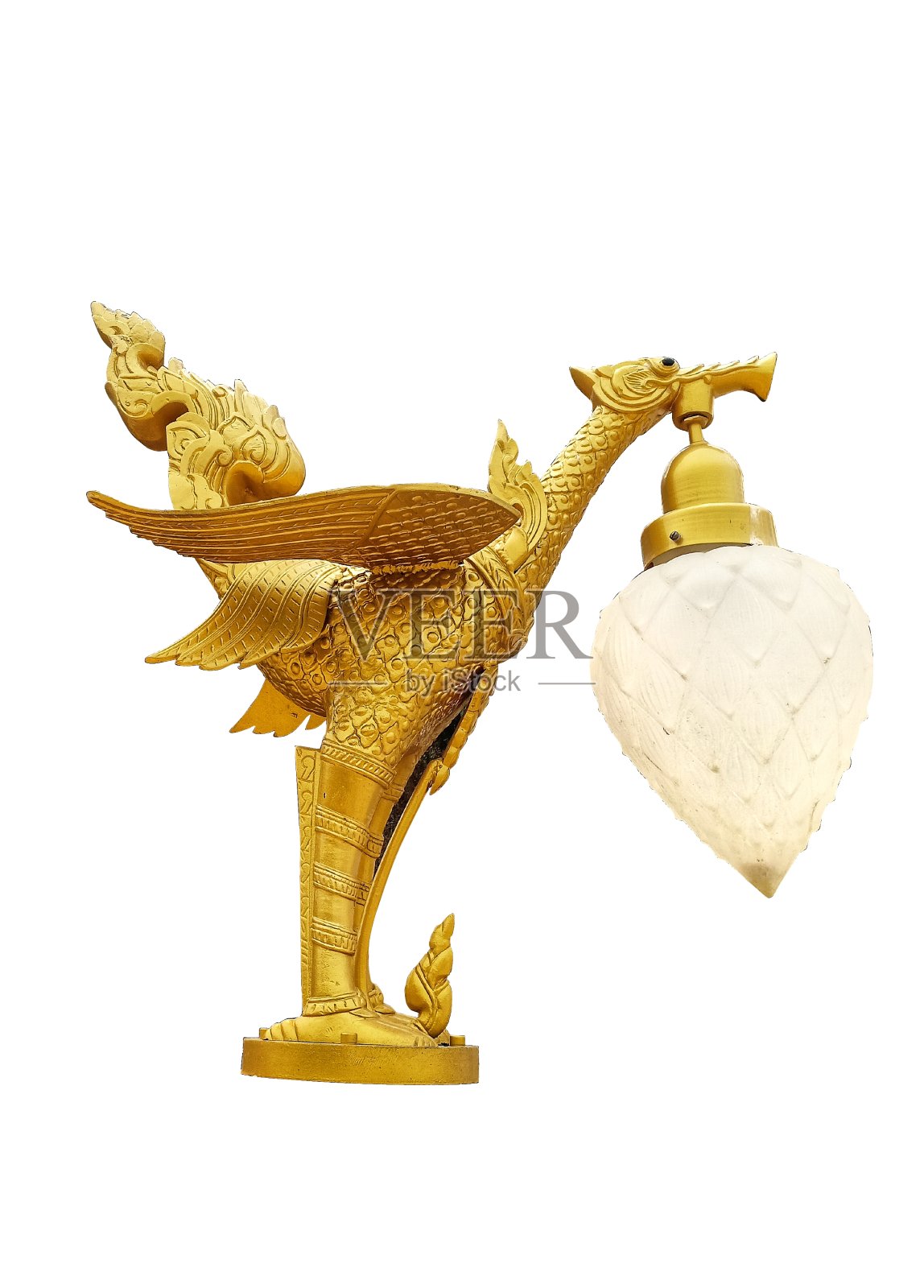 金色泰国图案的鸟雕像与灯孤立在白色的背景。照片摄影图片