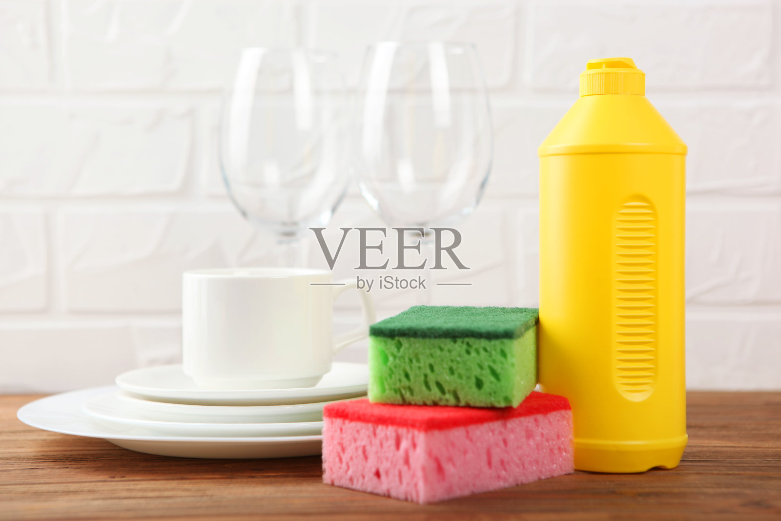 桌上有洗洁精。极简主义，文字空间照片摄影图片