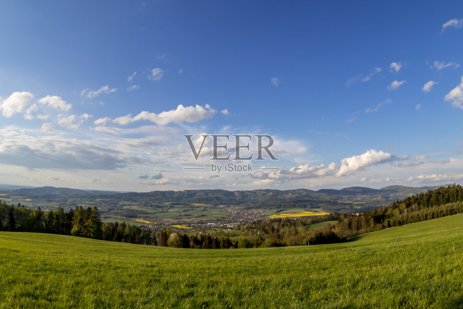 在一个阳光明媚的下午，在贝斯基山脉的山区有很多云。照片摄影图片