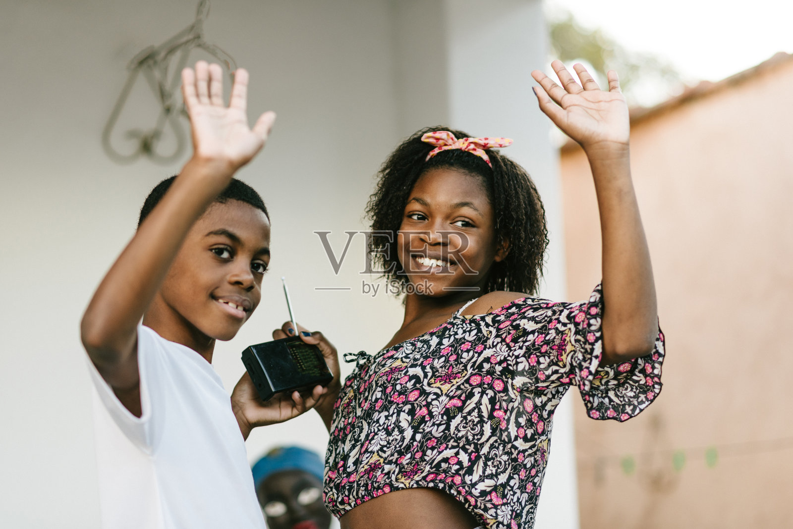 一对十几岁的兄弟姐妹在家里挥手照片摄影图片