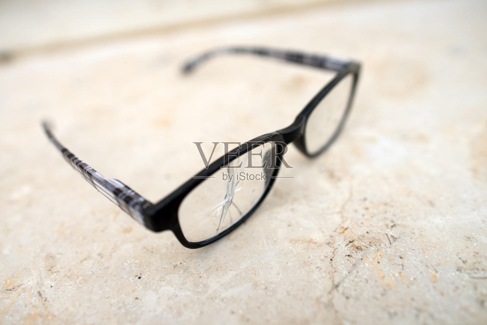 废弃的眼镜照片摄影图片