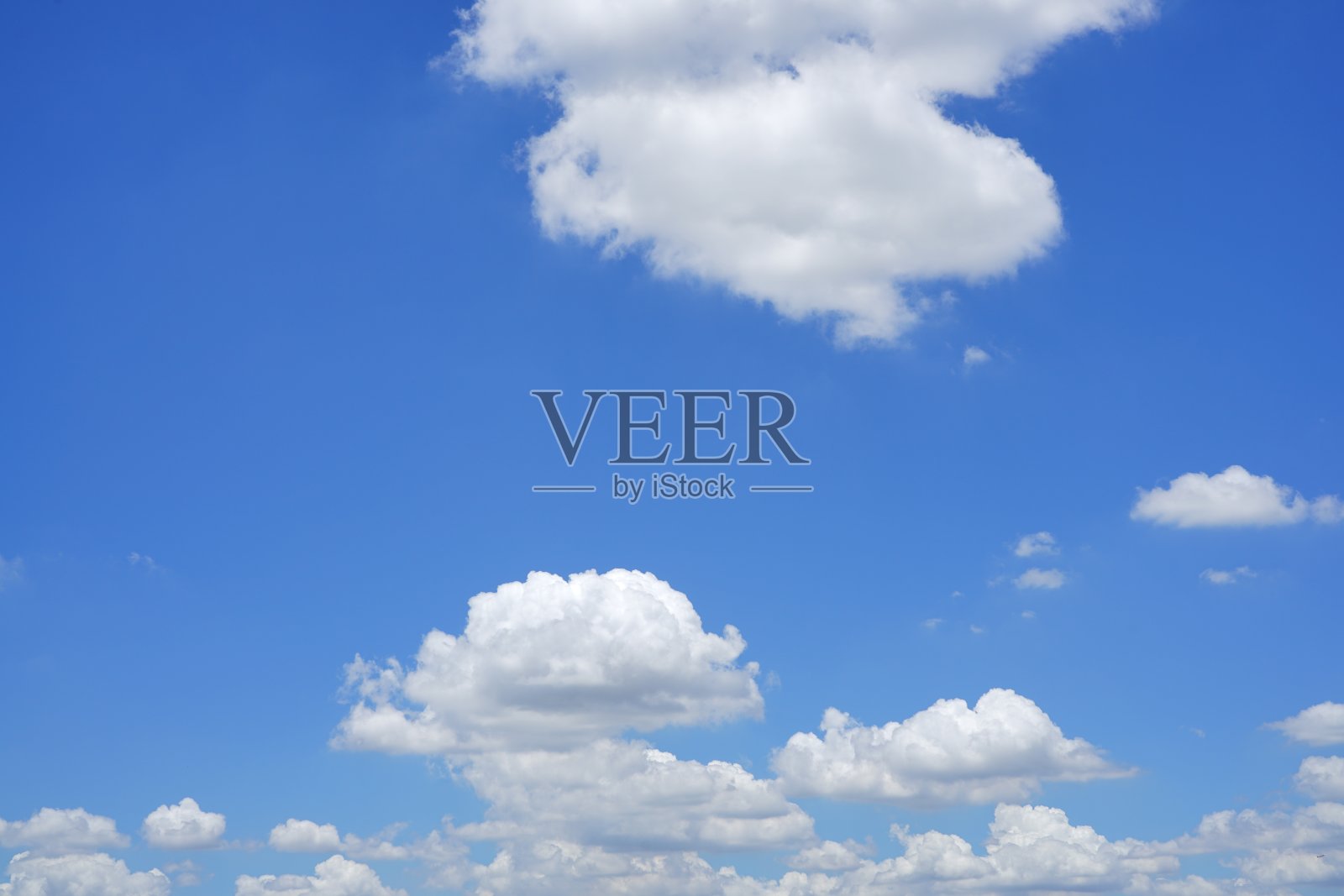 松软的天空白云在清澈的蓝天照片摄影图片