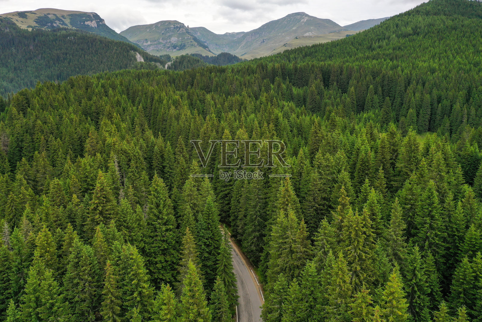 无人机拍摄的喀尔巴阡山脉的横越布吉山公路。照片摄影图片