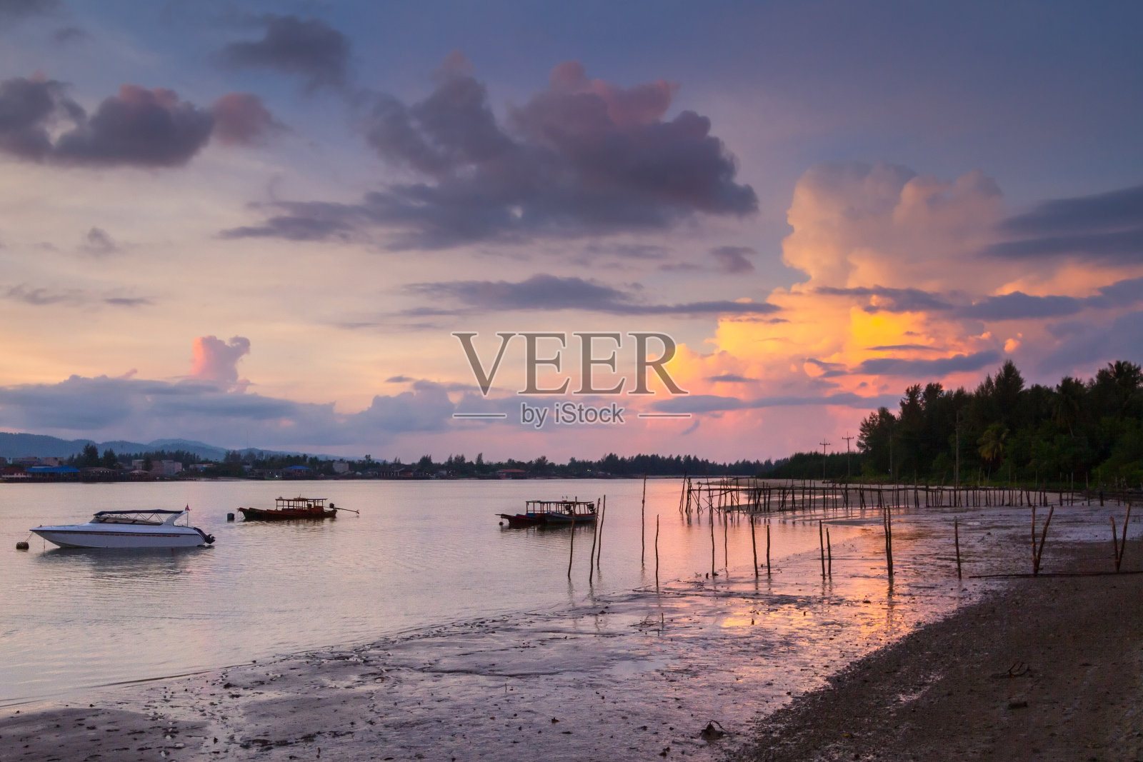 美丽的日落在安达曼海海湾照片摄影图片