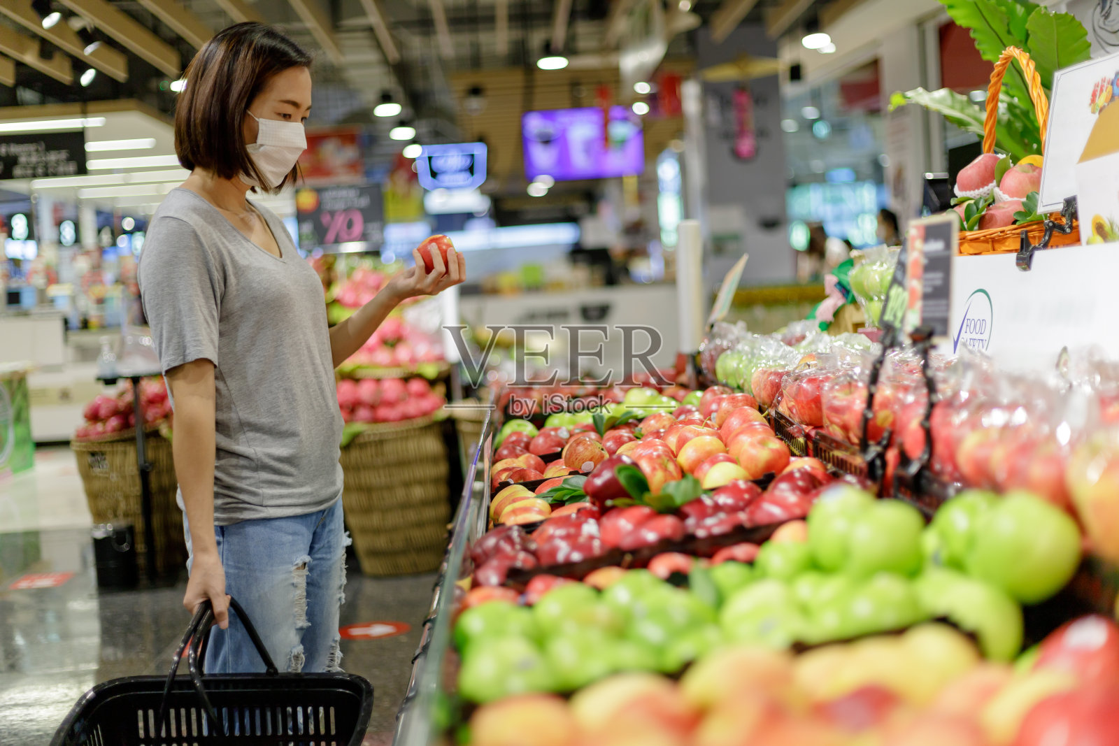 亚洲女人戴着医用口罩购物照片摄影图片
