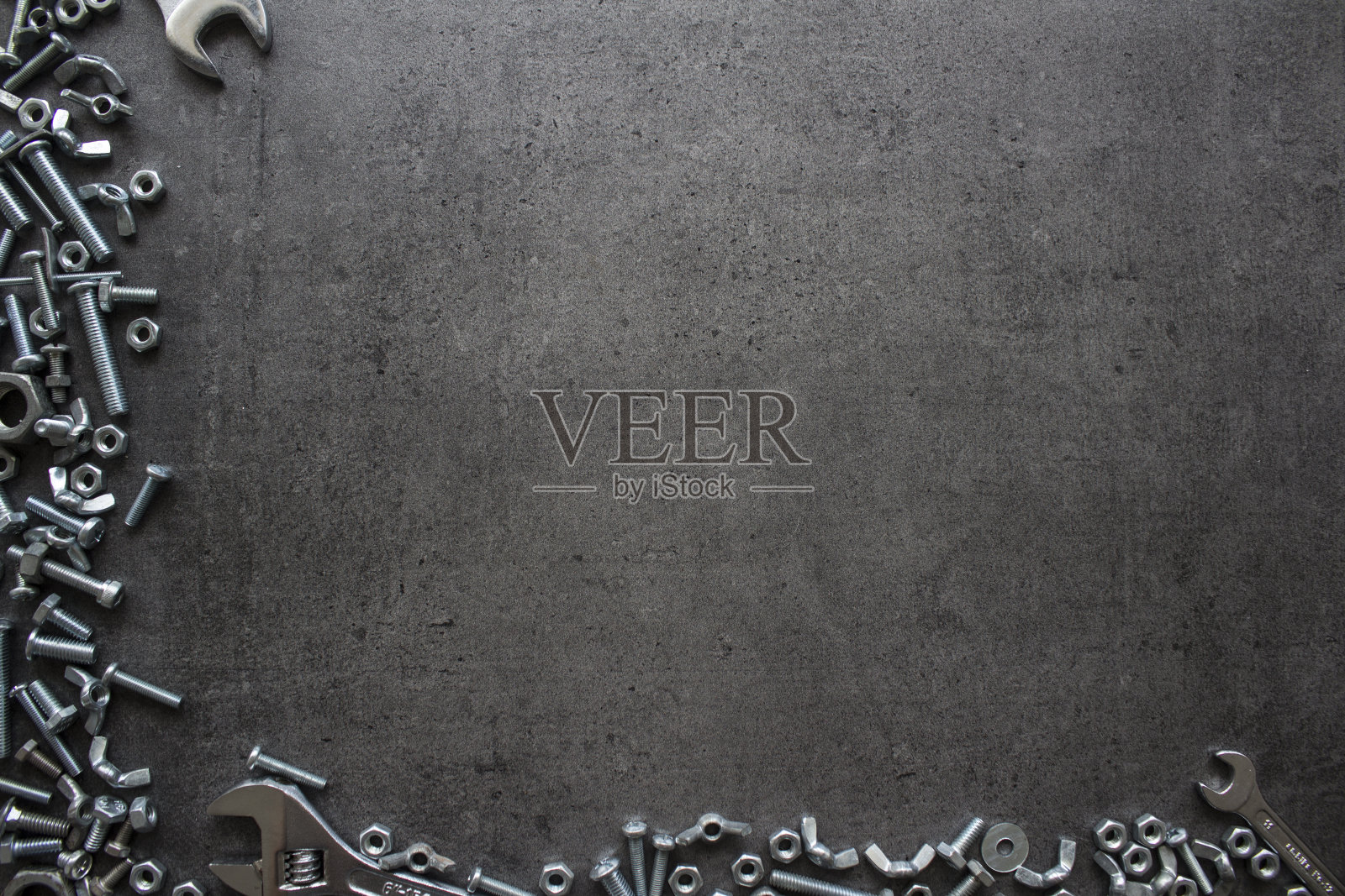 旧螺栓和螺母组成的工业风边框照片摄影图片