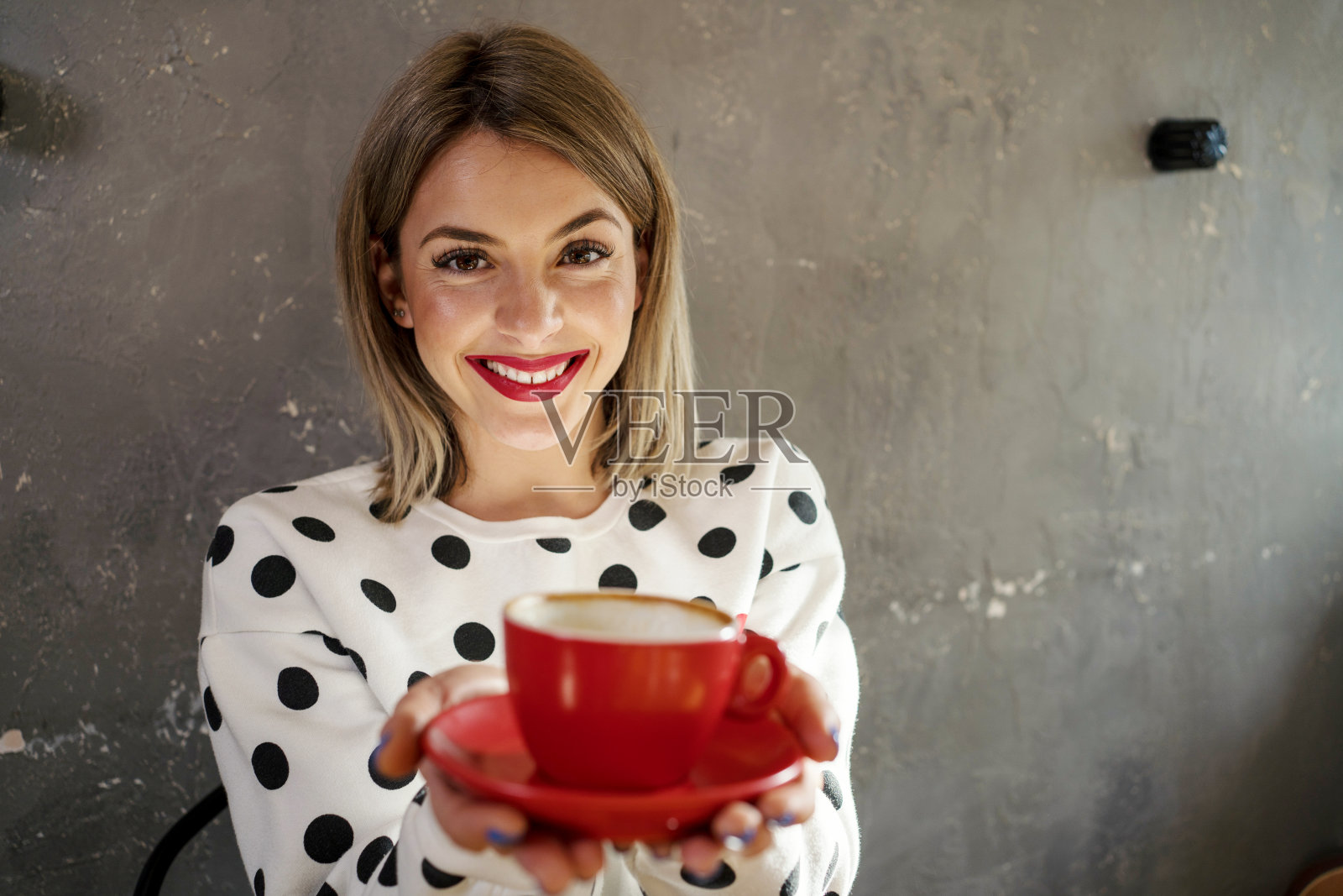 肖像美丽的年轻女子放松与咖啡在咖啡馆照片摄影图片