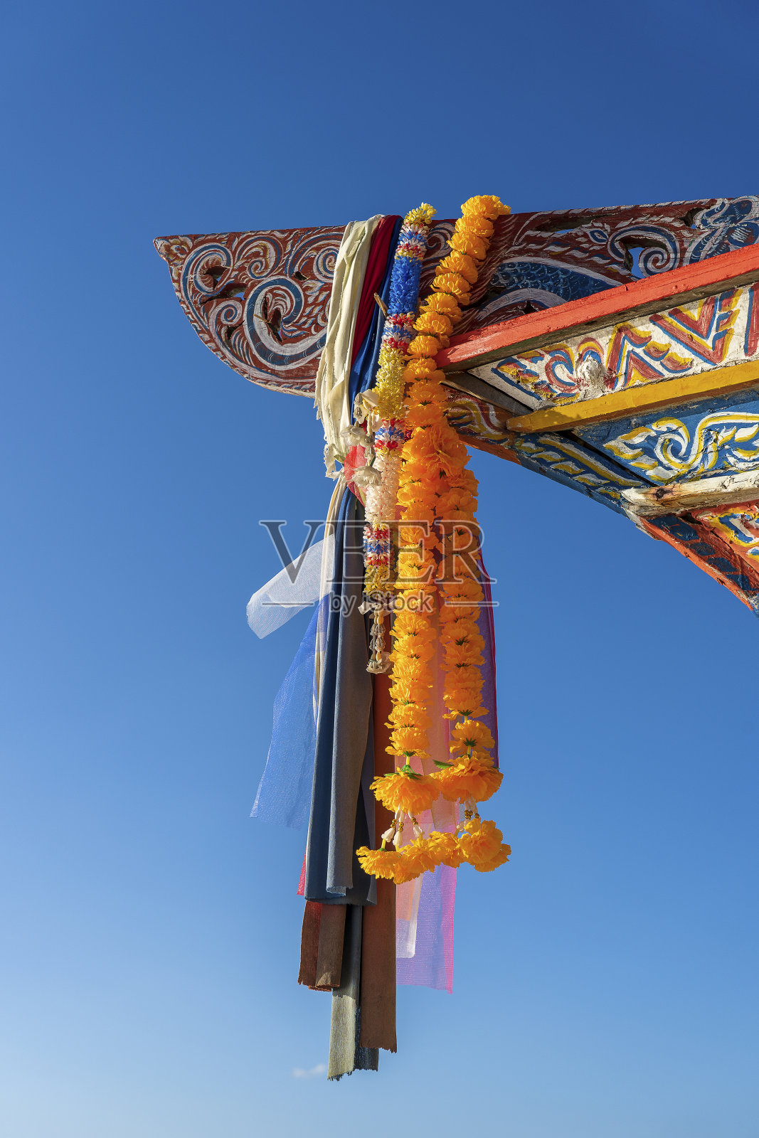 传统的泰国长尾船与鲜花和丝带在海上。在泰国乘船，特写照片摄影图片