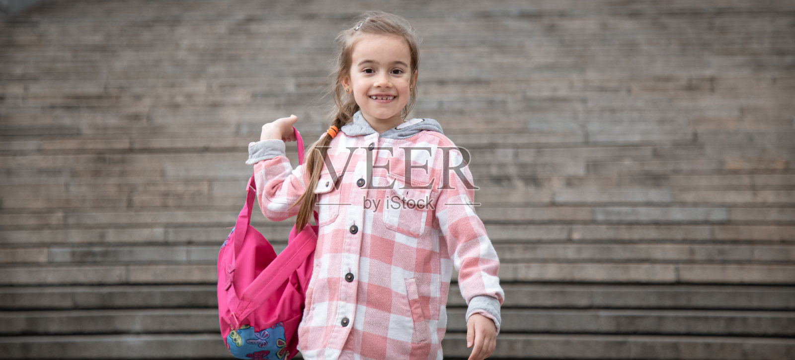 拿着公文包的女学生。课程的开始照片摄影图片