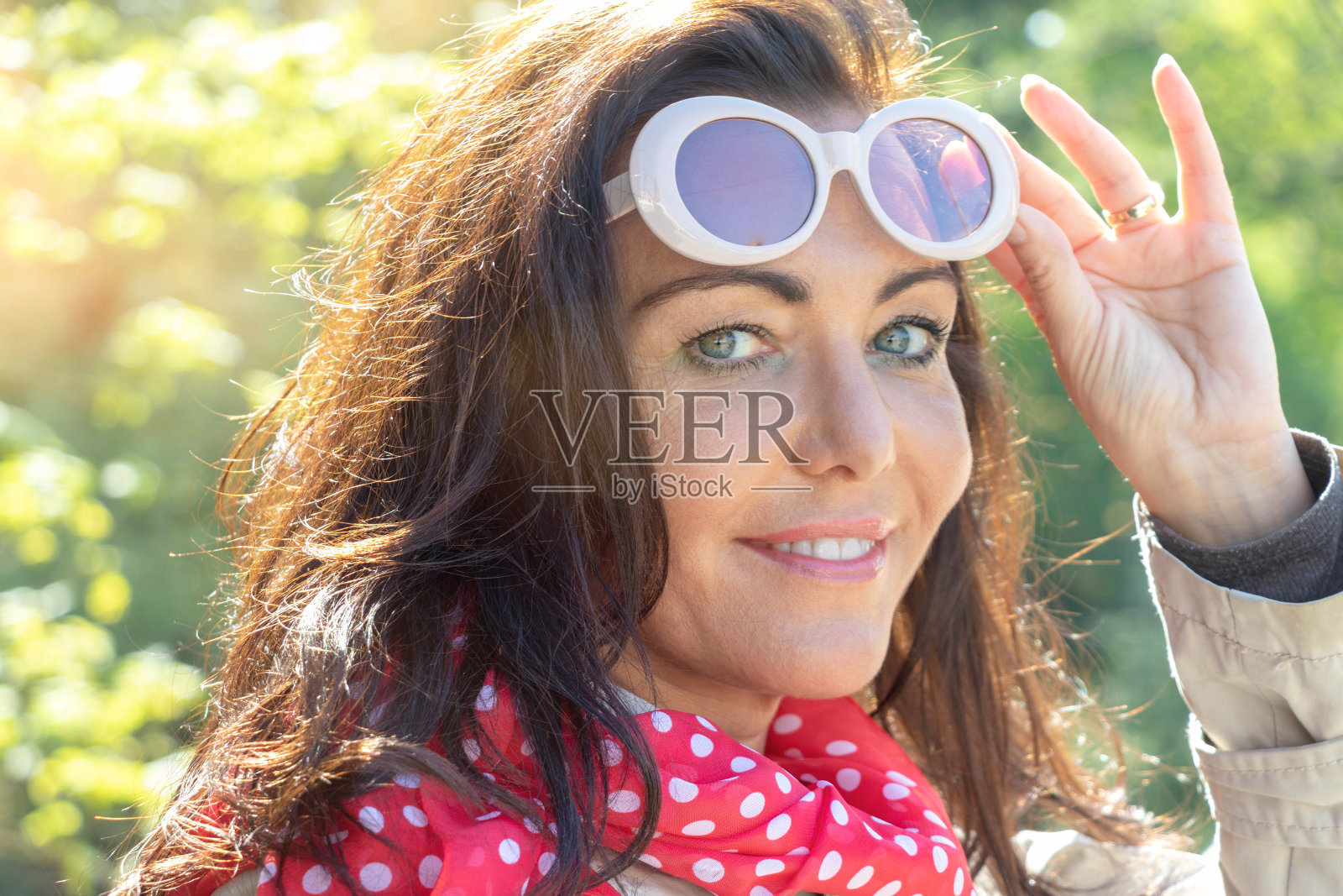 美丽的中年妇女享受着春天的一天照片摄影图片