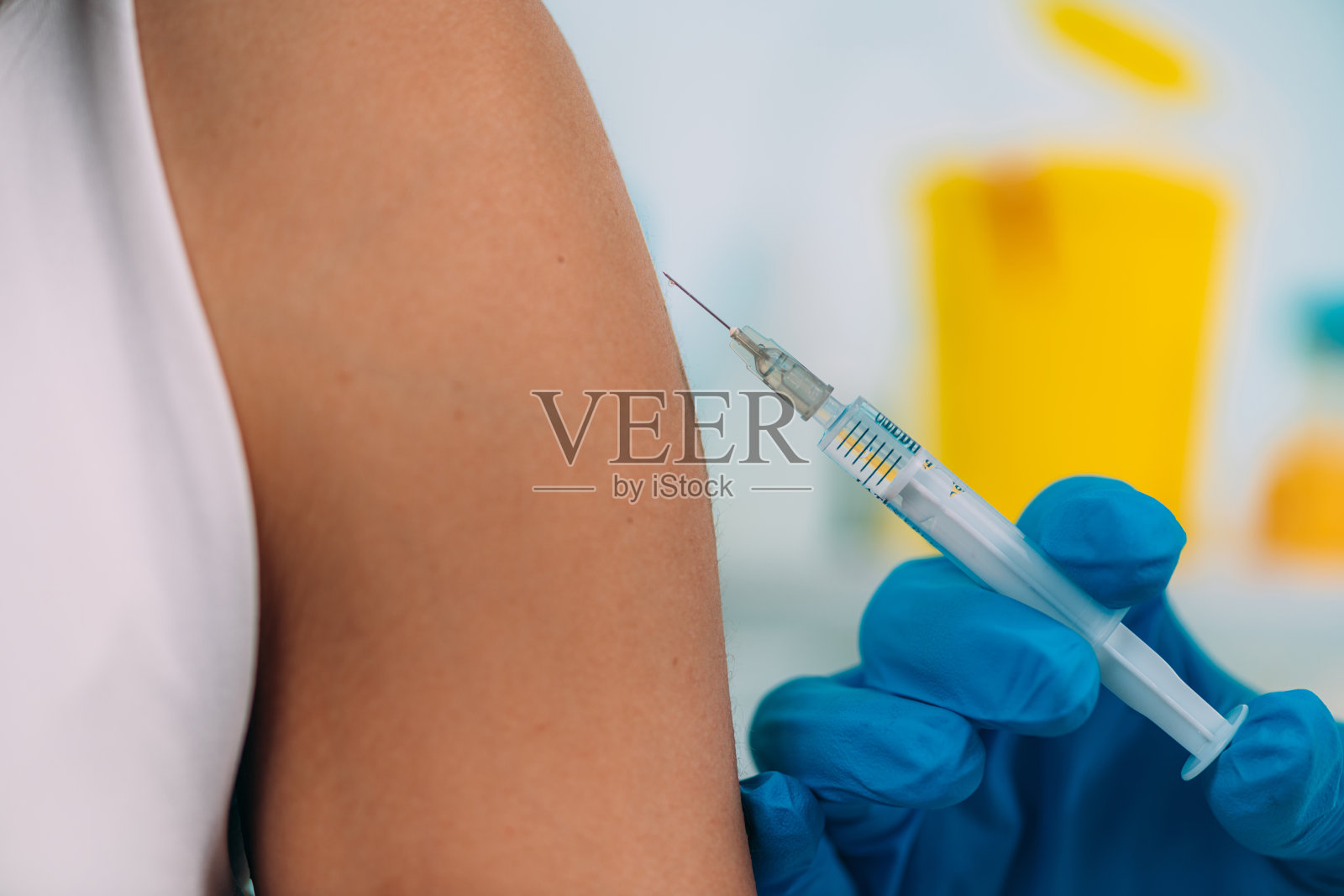 接受冠状病毒疫苗试验的妇女照片摄影图片