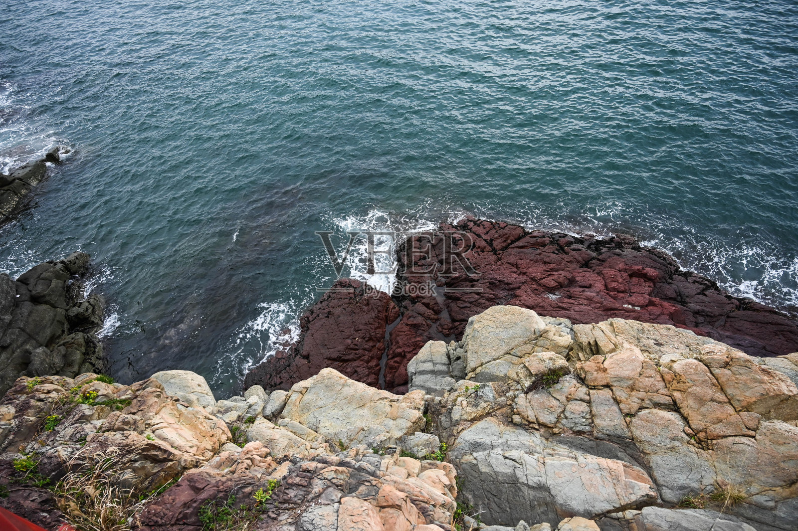 从上方俯瞰，韩国釜山市的岩石海岸。照片摄影图片
