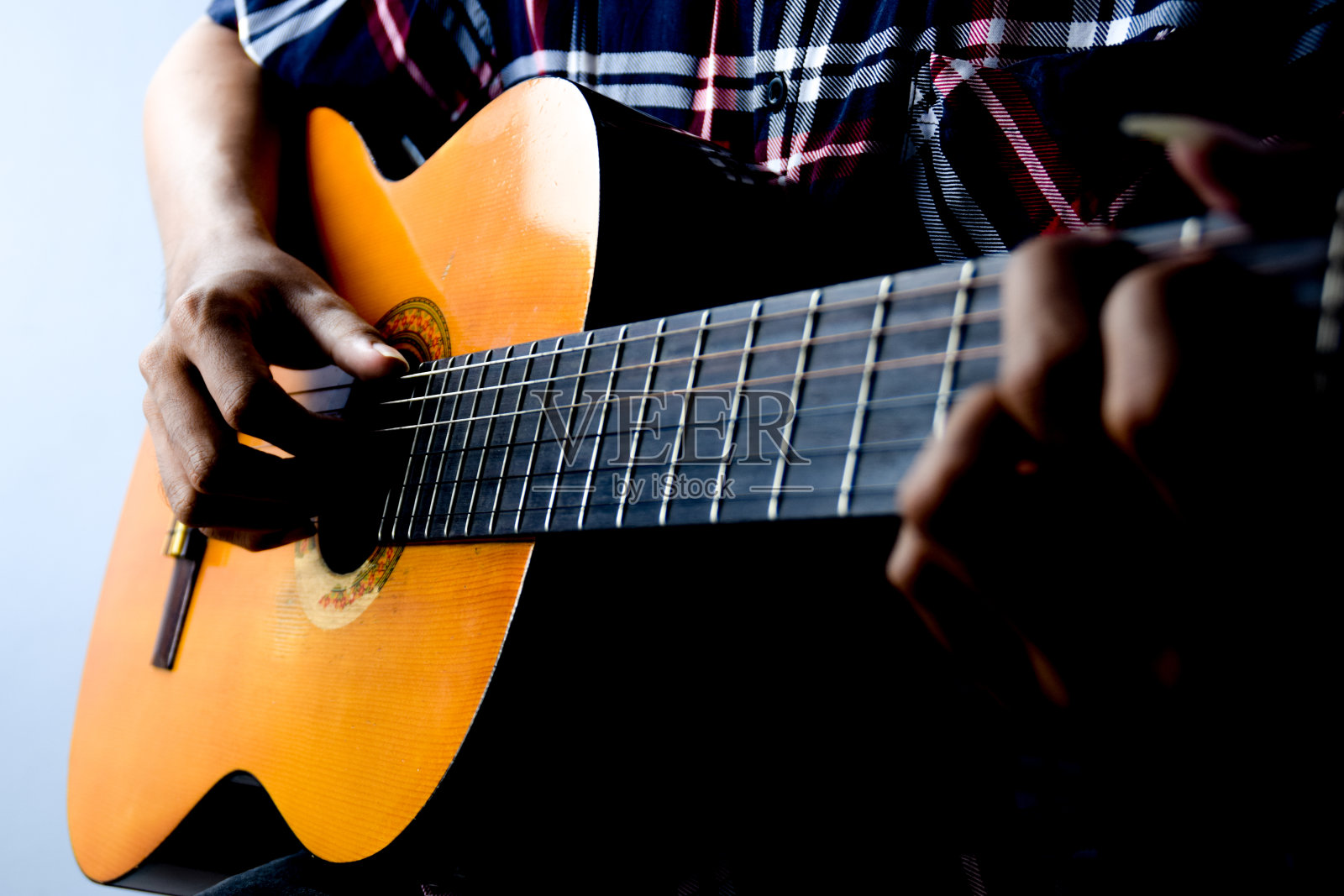 男子的手演奏的原声吉他的特写照片摄影图片