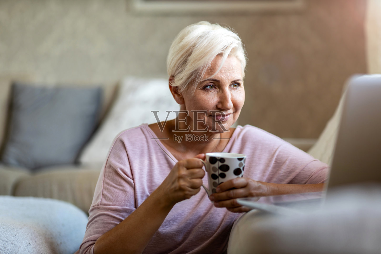 成熟的女人在家里使用笔记本电脑照片摄影图片