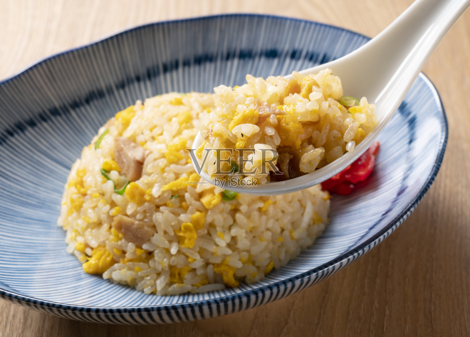 用中国汤勺舀炒饭照片摄影图片