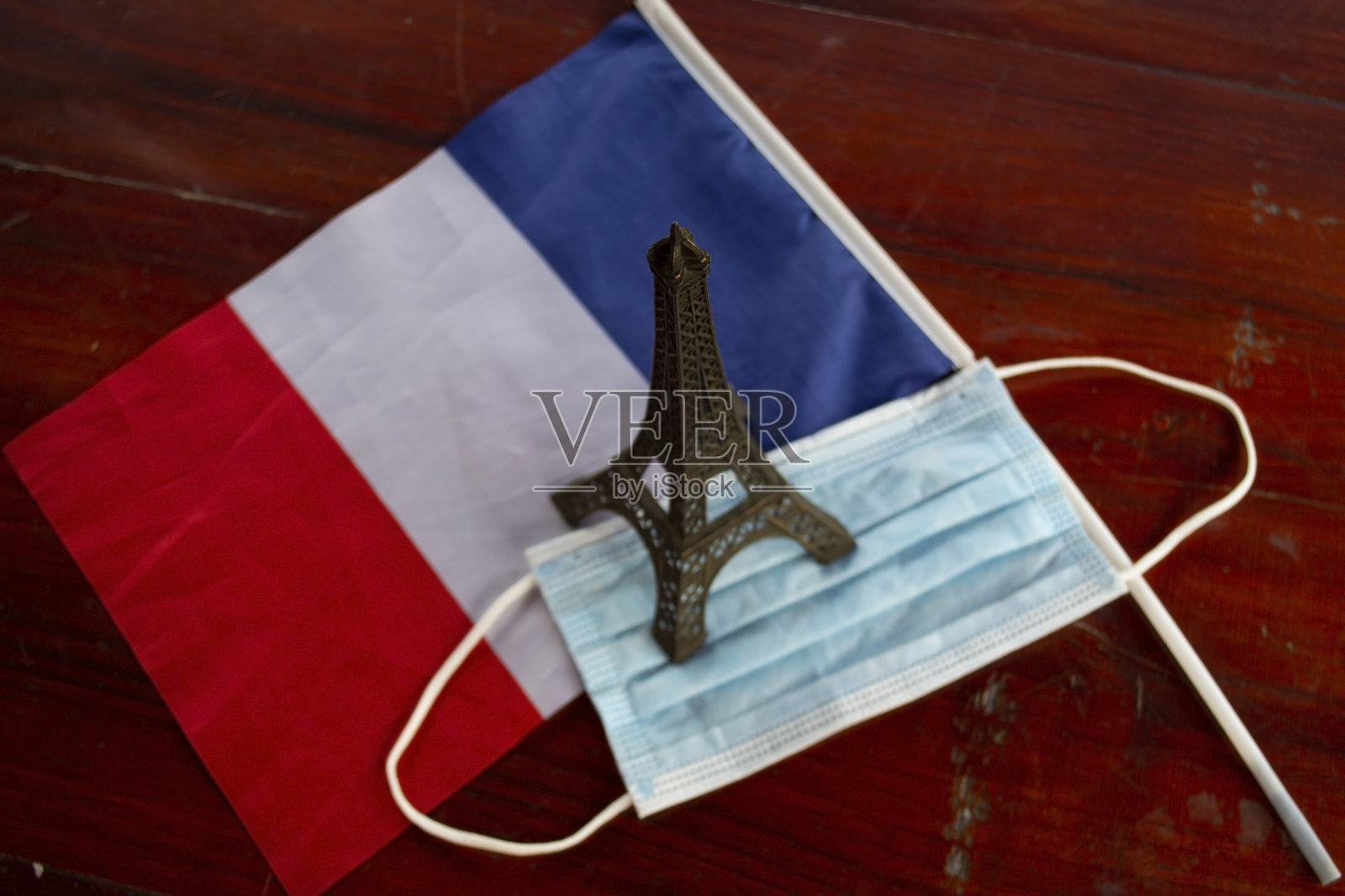 N95面具法国国旗与金属埃菲尔铁塔照片摄影图片