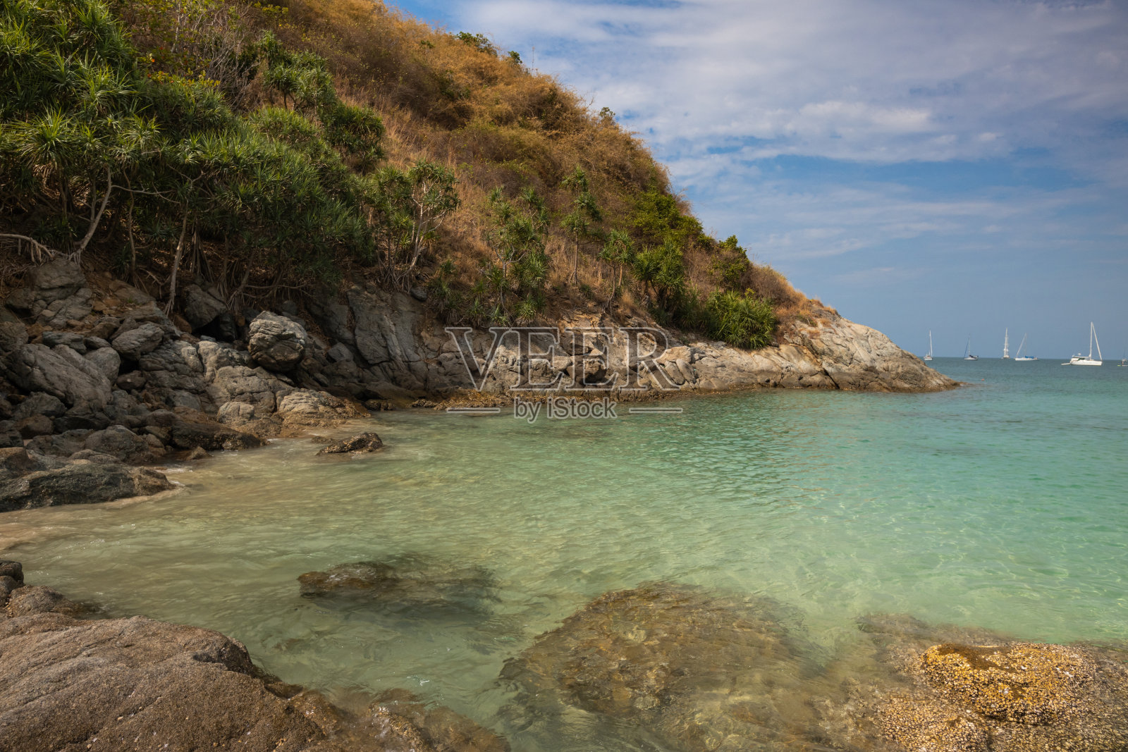 热带天堂般的海滩，清澈的海水和白色游艇的背景照片摄影图片