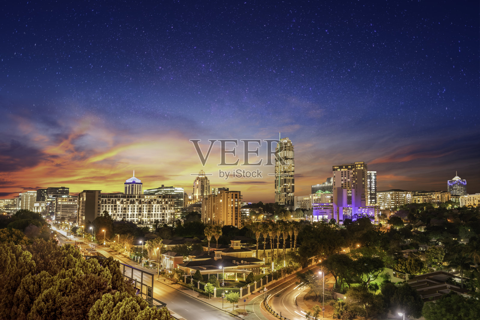 日落时分的桑顿城，繁星满天照片摄影图片