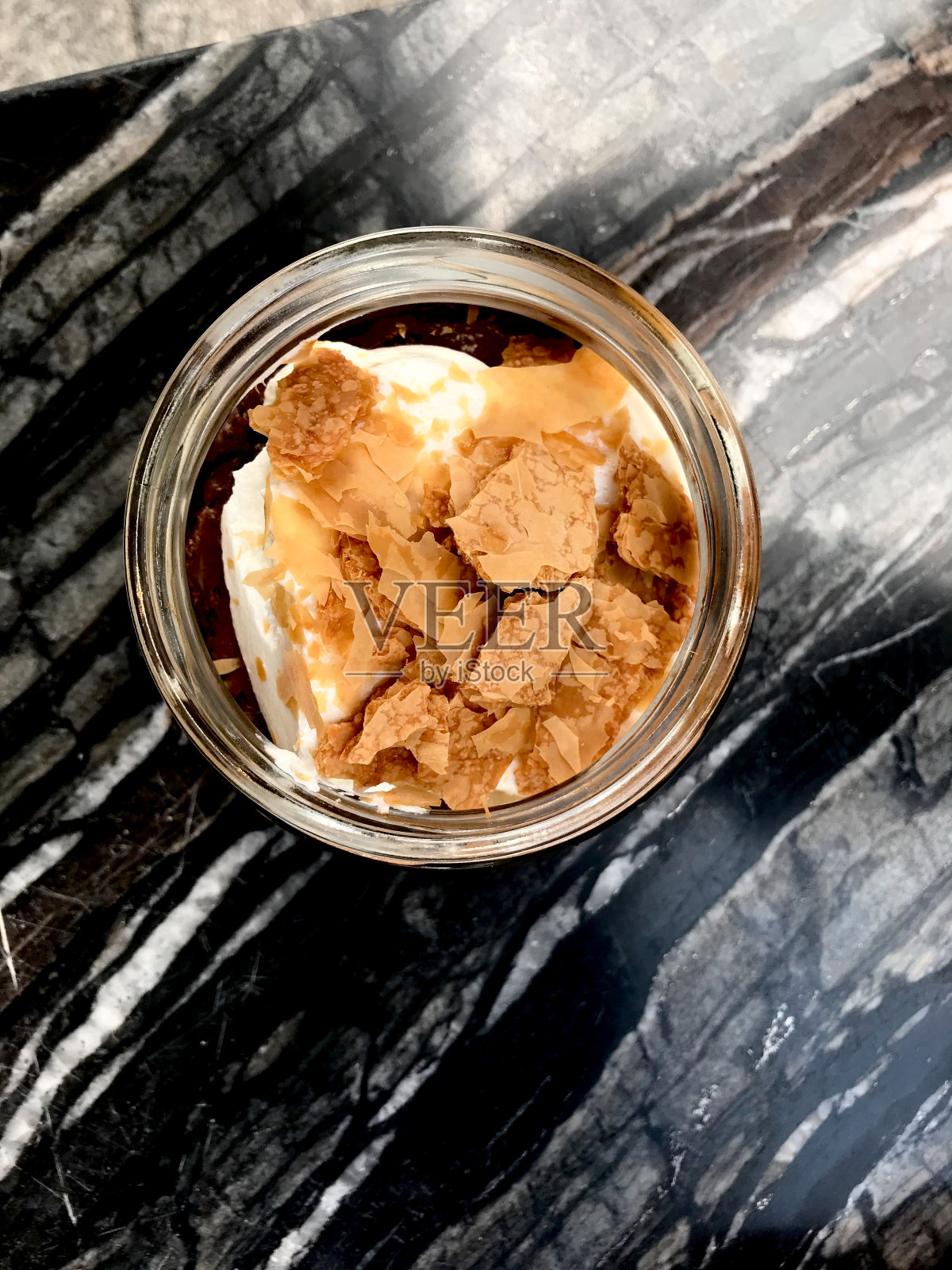 果仁脆饼配巧克力慕斯和牛奶奶油/海绵布丁。照片摄影图片