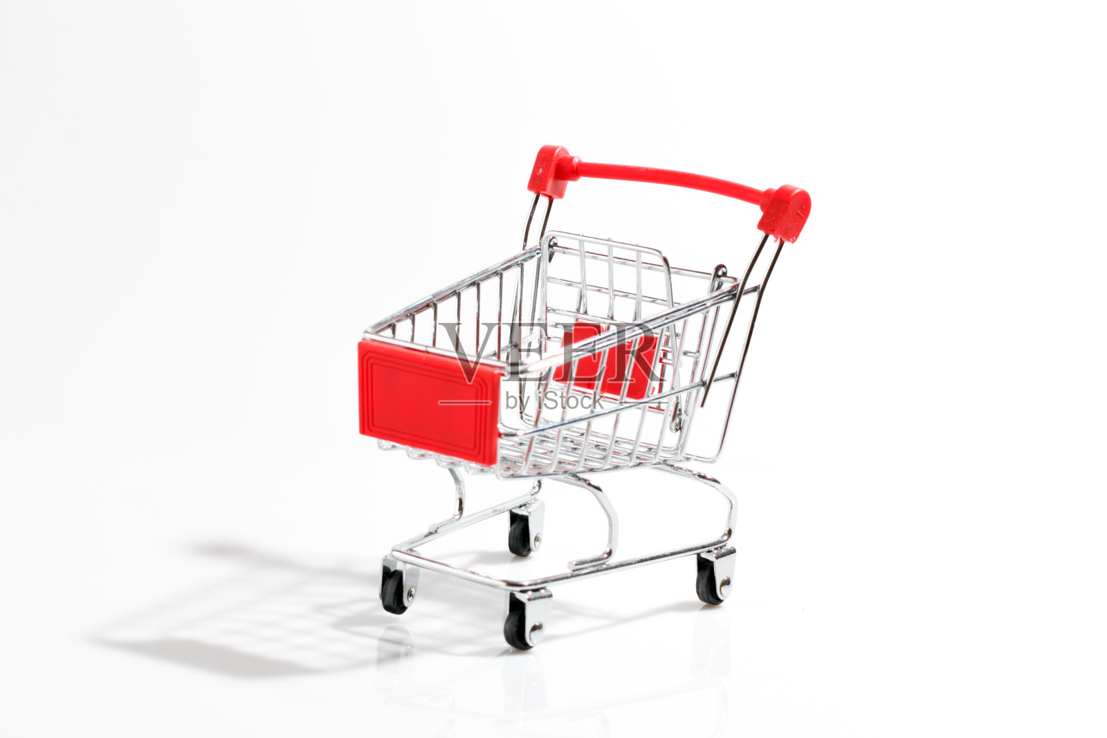 白色背景下的超市购物车是空的。照片摄影图片