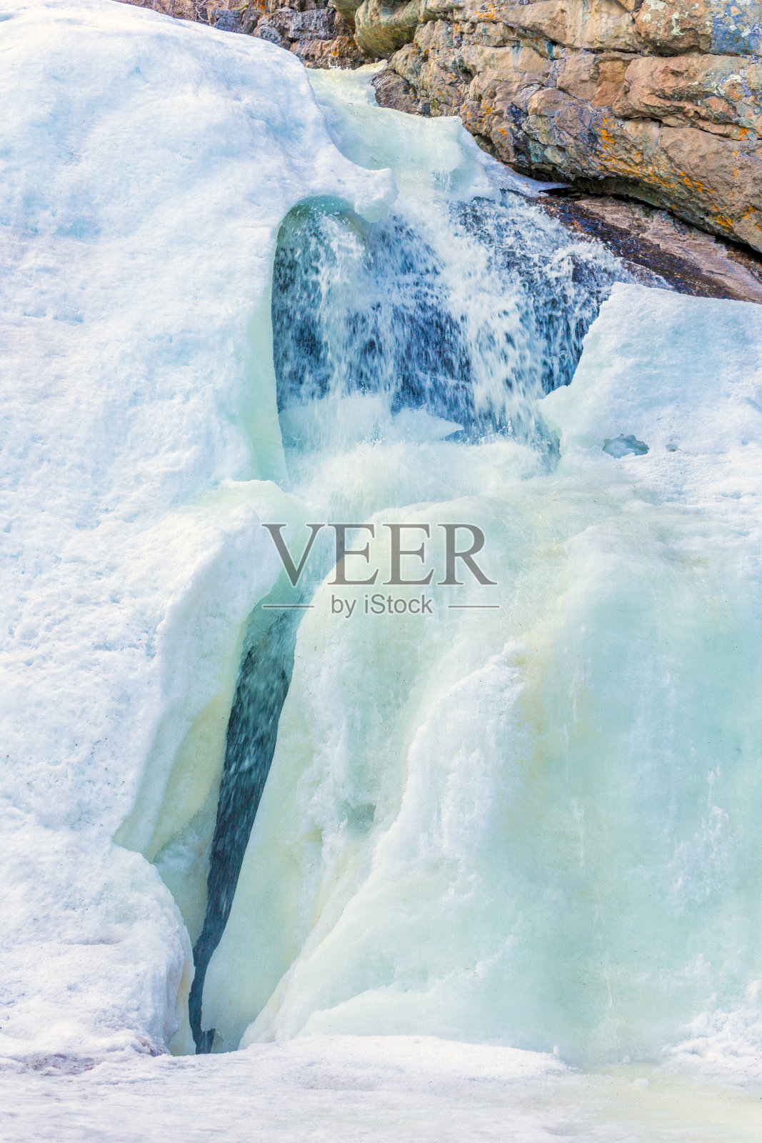 在乌拉尔南部冰冻的瀑布照片摄影图片