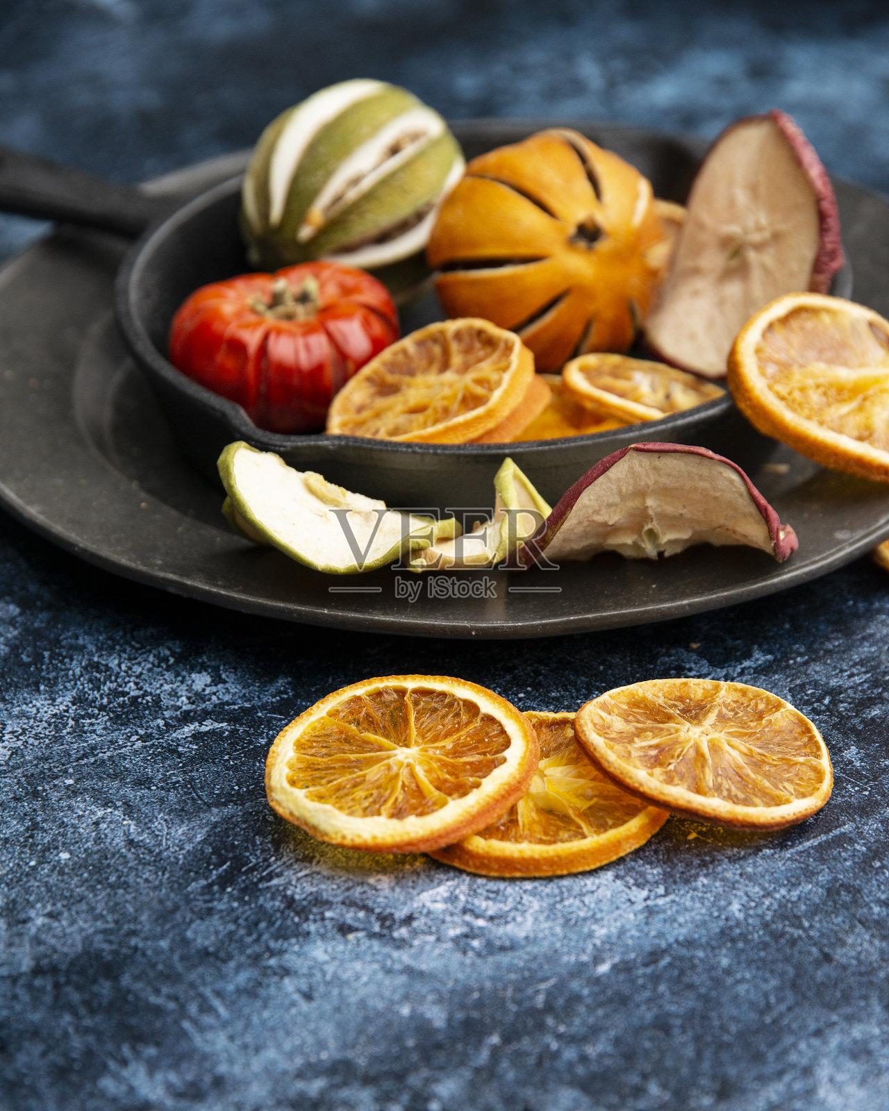 美丽的食物肖像的冬季季节干果与古老的纹理背景和餐具和配件照片摄影图片