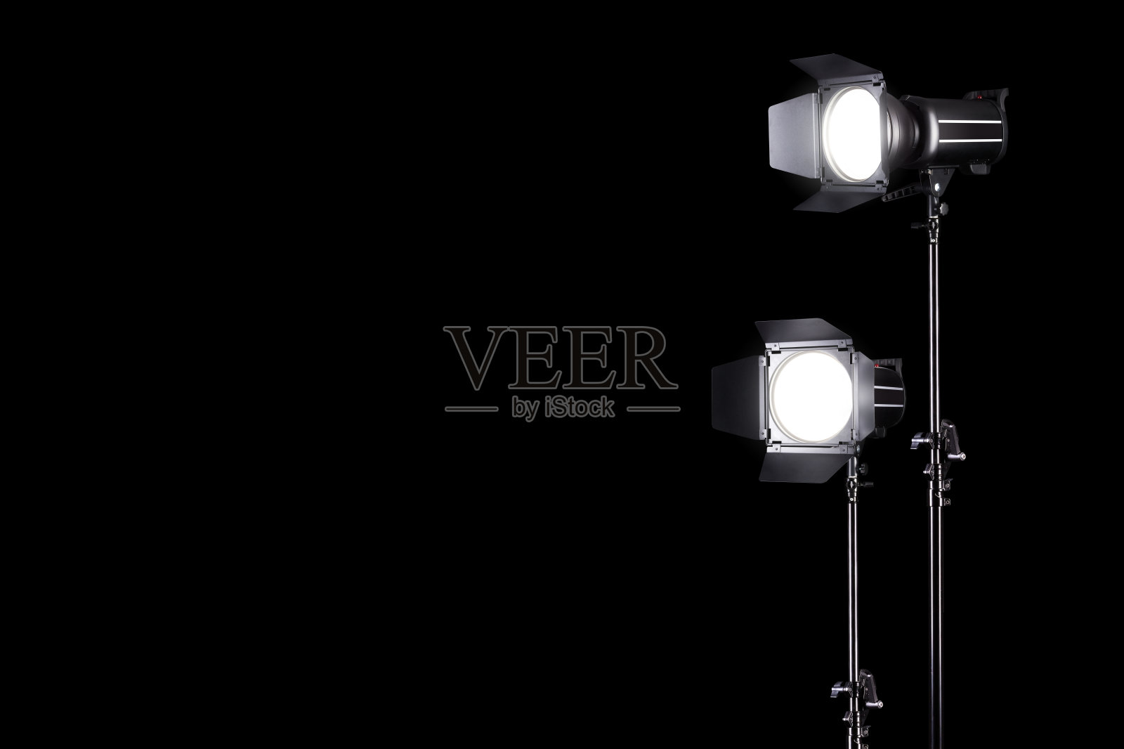 摄影工作室闪光灯在一个孤立的黑色背景的照明架上。照片摄影图片