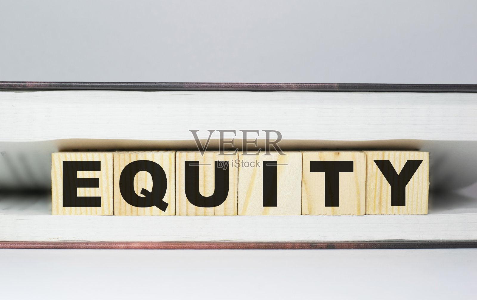 用木块制作的文字衡平照片摄影图片