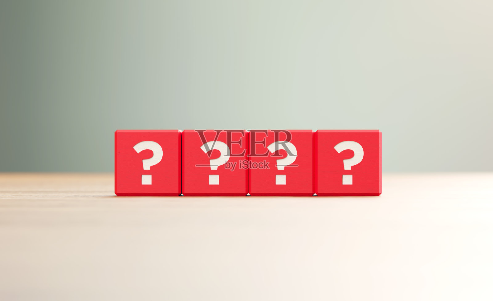 问号写在红色木块坐在木头表面前面的一个散焦背景照片摄影图片