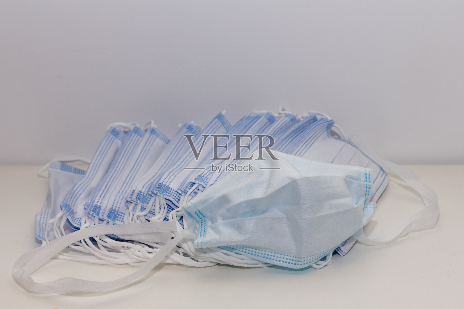 医用口罩堆在一堆上照片摄影图片