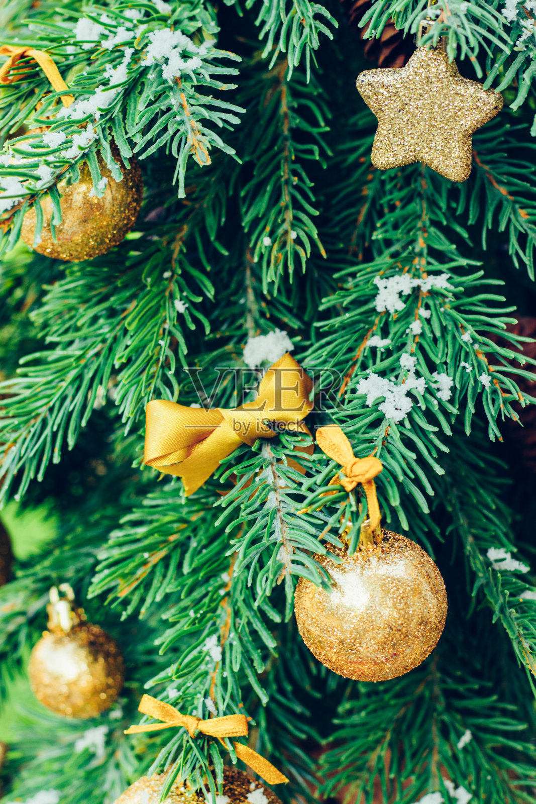 绿色的冷杉树与金色的球。圣诞壁纸照片摄影图片
