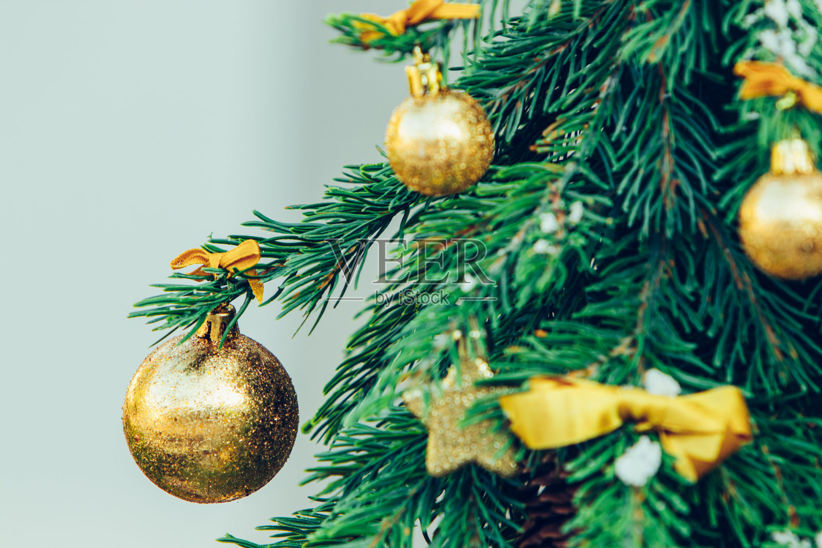 绿色的冷杉树与金色的球。圣诞壁纸照片摄影图片