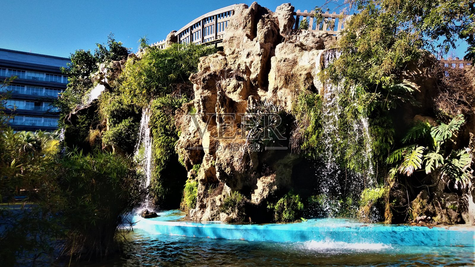 西班牙加的斯的一个公园里美丽的亮蓝色瀑布照片摄影图片